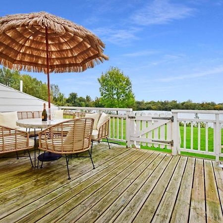 Luxury Lodge In The Heart Of The Cotswolds Cirencester Exterior photo