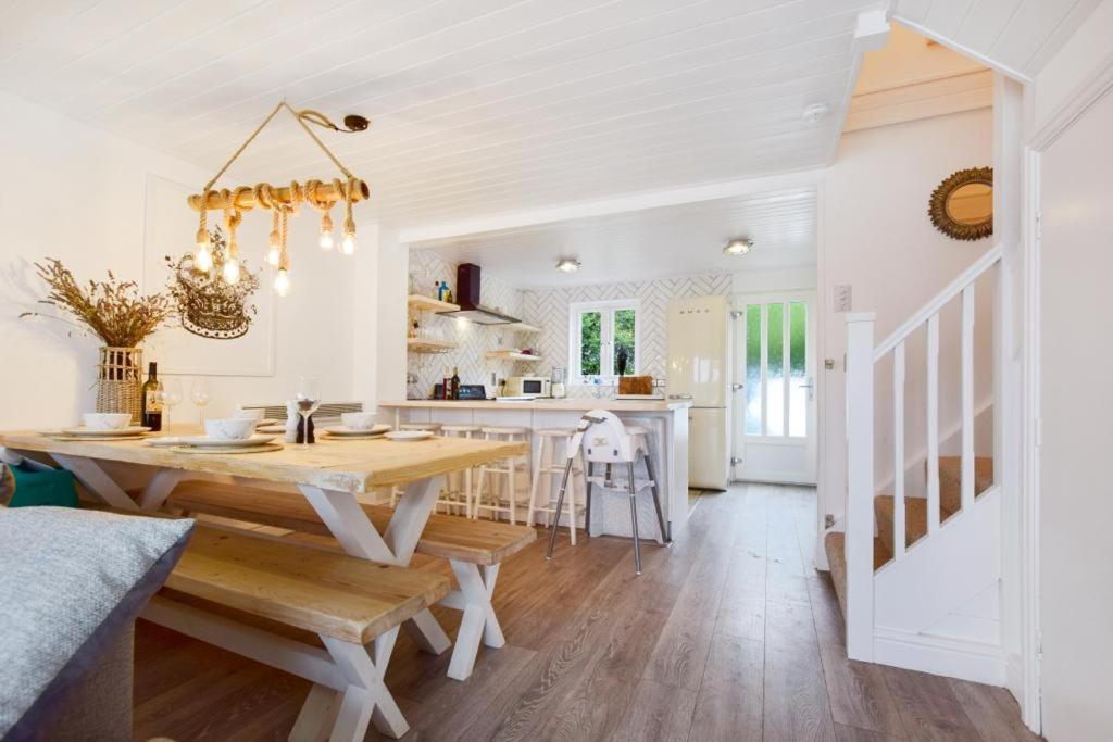 Luxury Lodge In The Heart Of The Cotswolds Cirencester Exterior photo